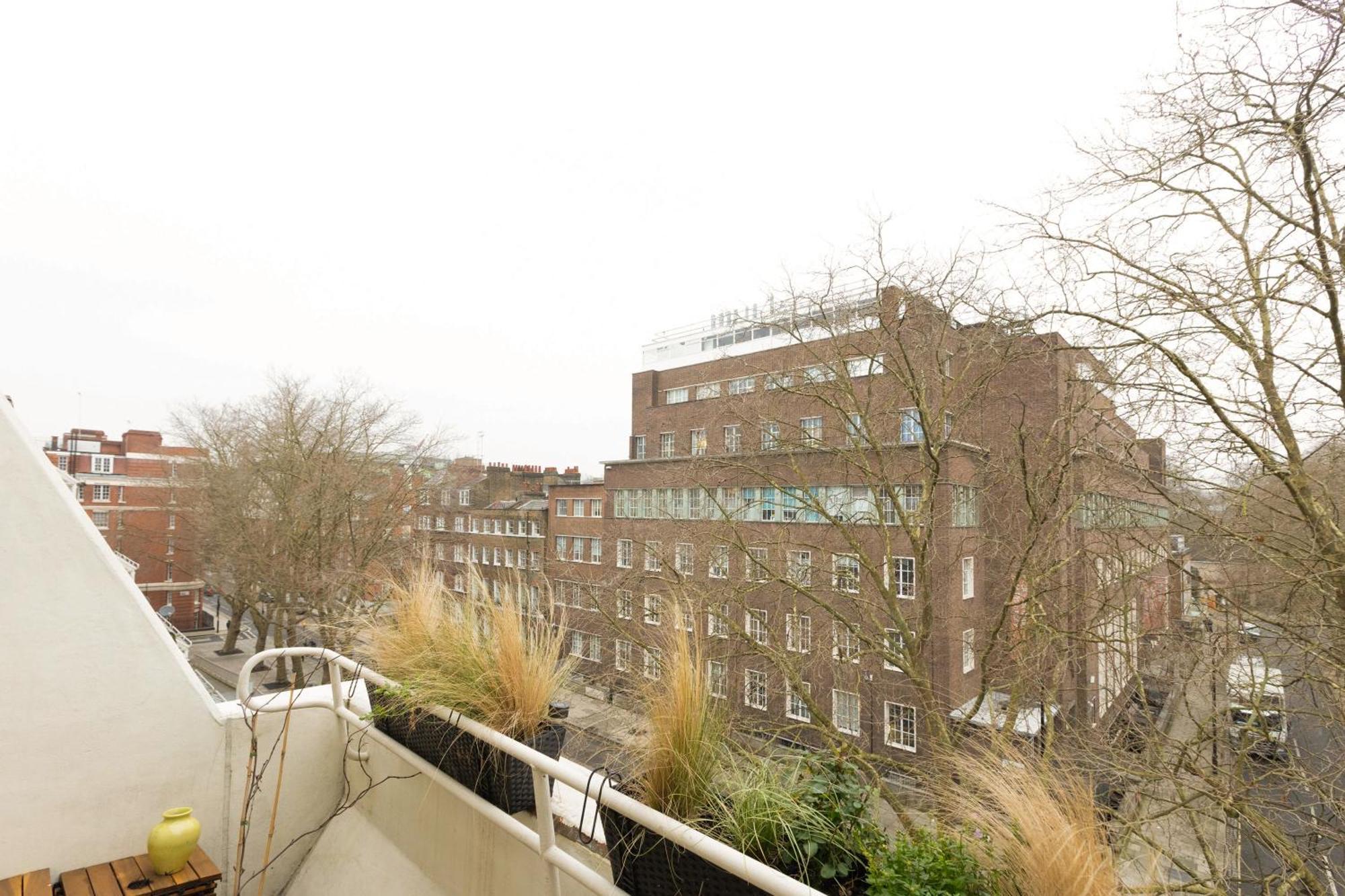 Bright 1br With Balcony, Londra
